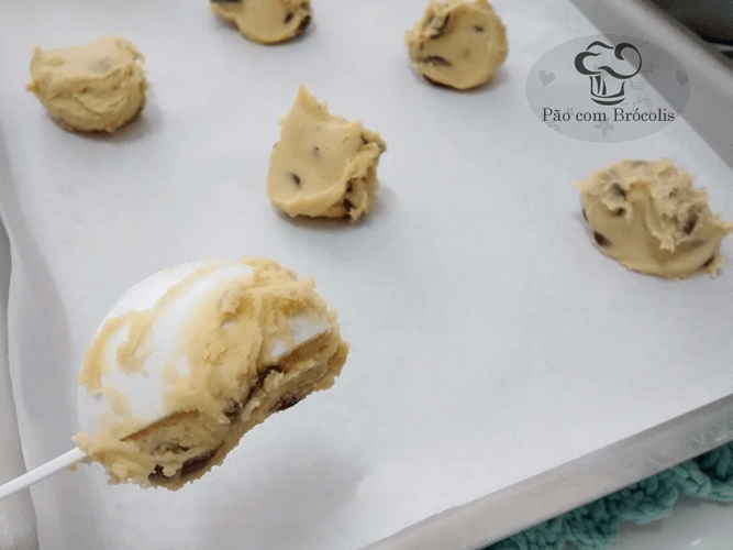 Use um pegador de sorvete ou uma colher medidora para fazer os cookies do mesmo tamanho