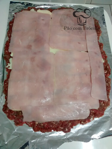 Disponha a carne sobre um papel alumínio para ajudar a enrolar